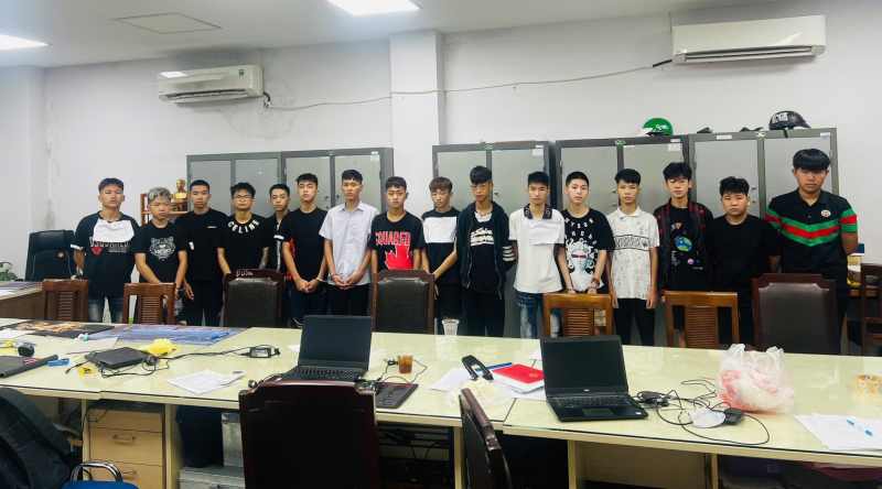 Hót trọn nhóm thanh thiếu niên gây ra 3 vụ chém nhau trên phố trong đêm Trung thu -0