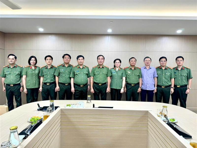 Nghiên cứu, vận dụng và phát triển sáng tạo tư tưởng Hồ Chí Minh trong xây dựng CAND, nền an ninh nhân dân và thế trận an ninh nhân dân thời kỳ đổi mới -0