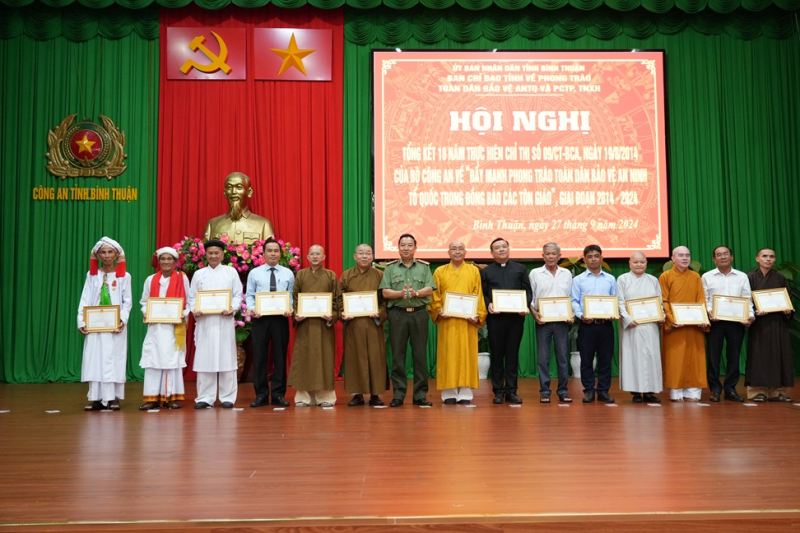 Đẩy mạnh phong trào toàn dân bảo vệ an ninh Tổ quốc trong đồng bào các tôn giáo -0