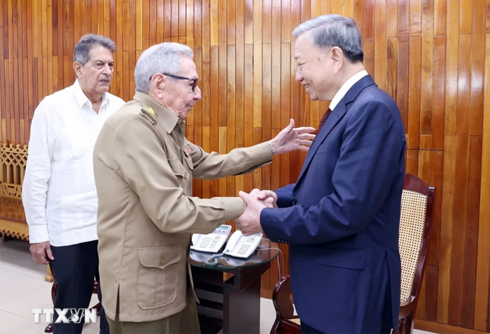 Tổng Bí thư, Chủ tịch nước Tô Lâm chào Lãnh tụ cách mạng, Đại tướng Raul Castro -0