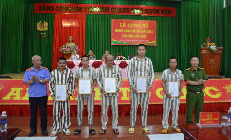 Các trại giam đồng loạt công bố quyết định đặc xá -1