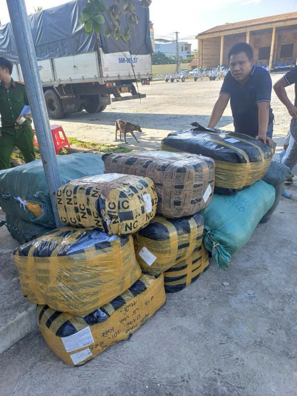 CSGT Đà Nẵng chặn bắt xe tải vận chuyển hàng lậu -1