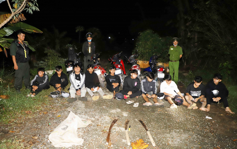 Kịp thời ngăn chặn nhóm thanh thiếu niên mang hung khí chuẩn bị thanh toán nhau  -0