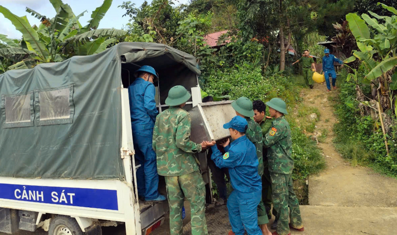 Hoàn thành di dời 10 hộ dân sống dưới chân đồi bị nứt đến nơi an toàn -0