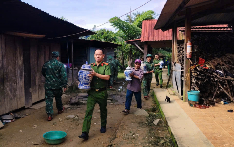 Hoàn thành di dời 10 hộ dân sống dưới chân đồi bị nứt đến nơi an toàn -0