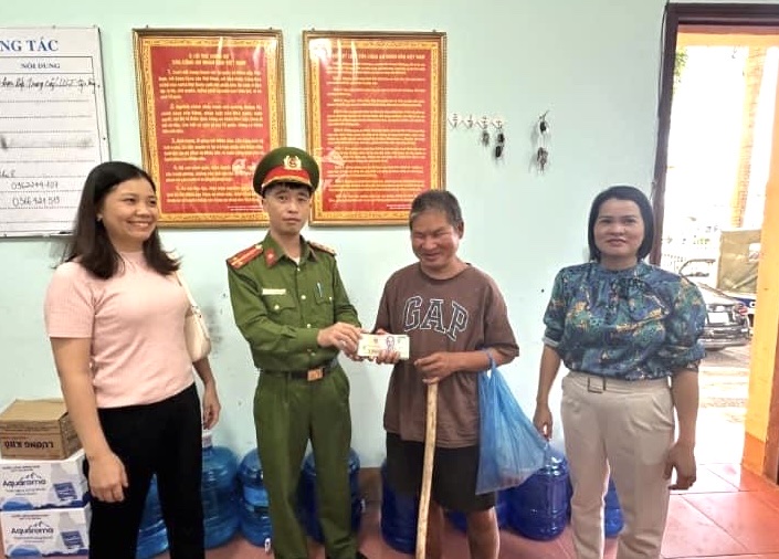 Nhặt được bọc tiền hơn 100 triệu, nhờ Công an tìm khổ chủ để trao trả tận tay -0