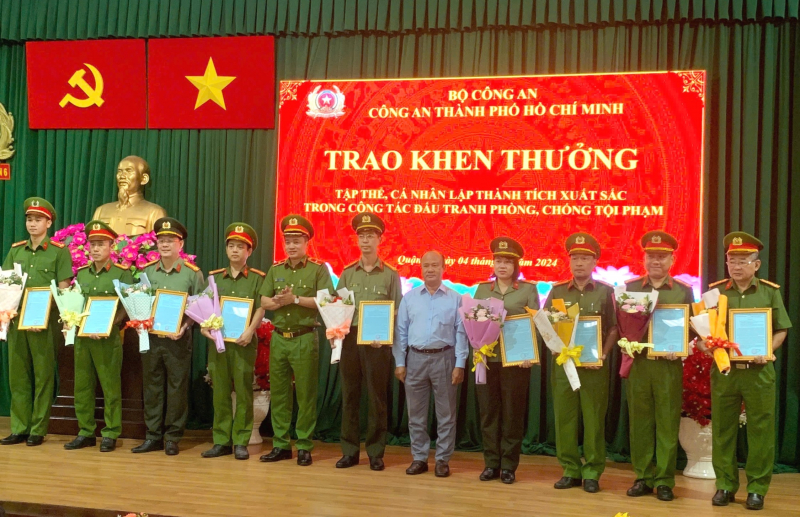 Trao khen thưởng lực lượng đấu tranh triệt phá 2 chuyên án ma túy xuyên quốc gia -1