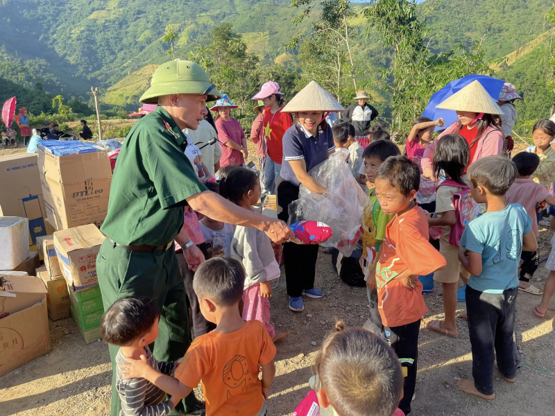 Công an huyện Mường Lát hỗ trợ người dân bản Ún ổn định cuộc sống -0