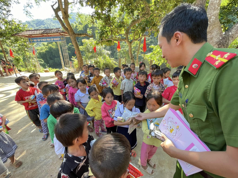 Công an huyện Mường Lát hỗ trợ người dân bản Ún ổn định cuộc sống -0