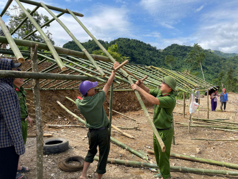 Công an huyện Mường Lát hỗ trợ người dân bản Ún ổn định cuộc sống -0