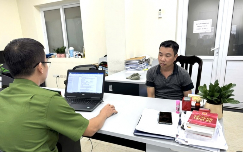 Công an quận Bắc Từ Liêm vận động thành công đối tượng có lệnh truy nã đặc biệt ra đầu thú. -0