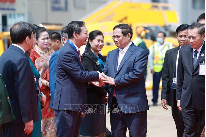 Thủ tướng tới Vientiane, bắt đầu chuyến công tác tham dự Hội nghị Cấp cao ASEAN -0