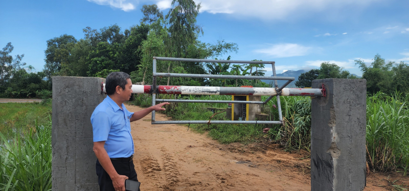        Vật vả ngăn chặn nạn khai thác cát lậu ở một xã ven sông Ba  -0