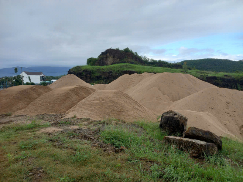        Vật vả ngăn chặn nạn khai thác cát lậu ở một xã ven sông Ba  -0