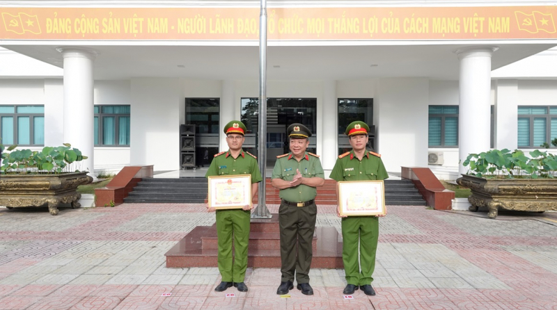 Khen thưởng lực lượng triệt phá 2 đường dây đánh bạc hơn 50 tỷ đồng -0