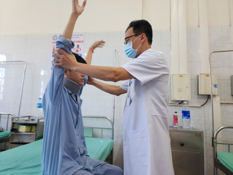 Chơi game trên điện thoại liên tục, thiếu niên 15 tuổi liệt tứ chi -0