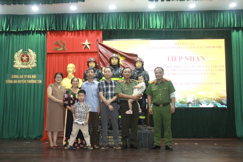 Bộ Công an tiếp nhận tác phẩm điêu khắc về 3 liệt sĩ Cảnh sát PCCC Công an quận Cầu Giấy -0