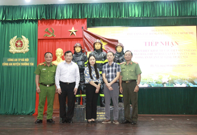 Bộ Công an tiếp nhận tác phẩm điêu khắc về 3 liệt sĩ Cảnh sát PCCC Công an quận Cầu Giấy -0