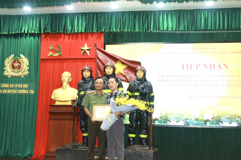 Bộ Công an tiếp nhận tác phẩm điêu khắc về 3 liệt sĩ Cảnh sát PCCC Công an quận Cầu Giấy -0