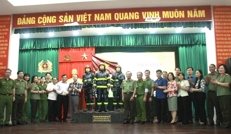 Bộ Công an tiếp nhận tác phẩm điêu khắc về 3 liệt sĩ Cảnh sát PCCC Công an quận Cầu Giấy -0