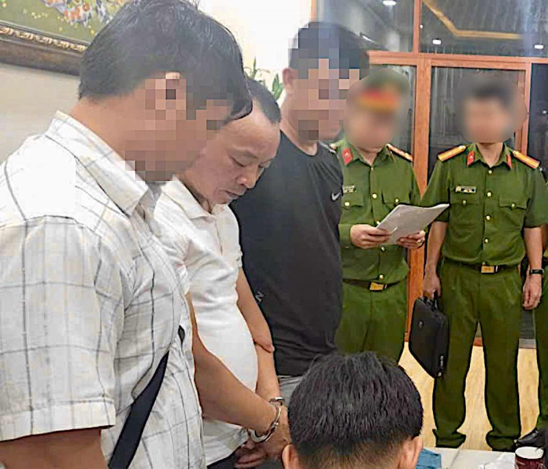 Bắt giữ người bán cháo lòng giả danh “cục phó cục cảnh sát hình sự” lừa chạy án -0