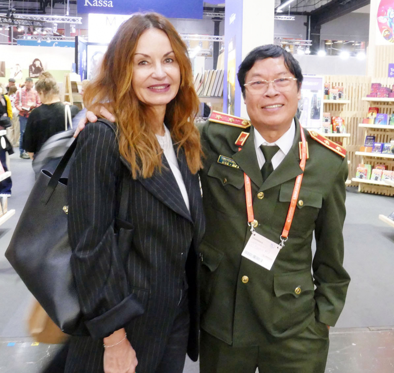 nhà văn hữu ước và dịch giả tác phẩm suối cọp sang tiếng thụy điển anna ohlsson.jpg -1