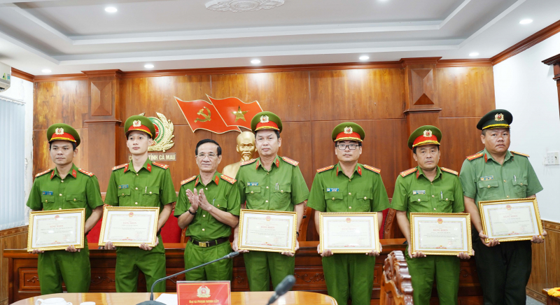 Khen thưởng tập thể, cá nhân có thành tích trấn áp tội phạm trên địa bàn tỉnh Cà Mau  -0