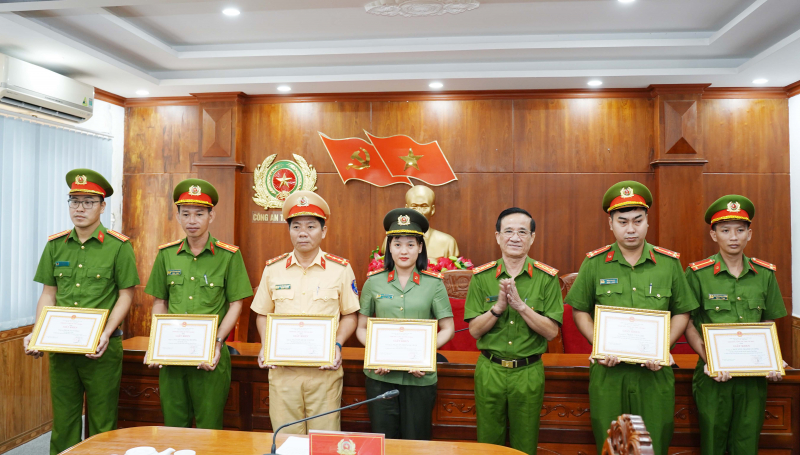 Khen thưởng tập thể, cá nhân có thành tích trấn áp tội phạm trên địa bàn tỉnh Cà Mau  -0