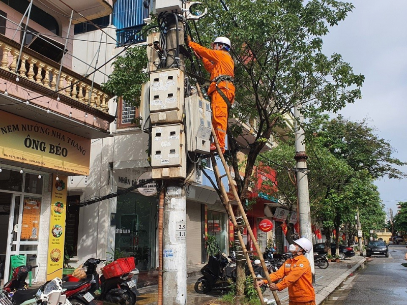 Giá điện tăng 4,8% lên hơn 2.100 đồng/kWh từ ngày 11/10 -0