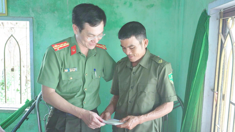 Công an tỉnh Bình Định thăm hỏi cán bộ bị thương khi làm nhiệm vụ -0