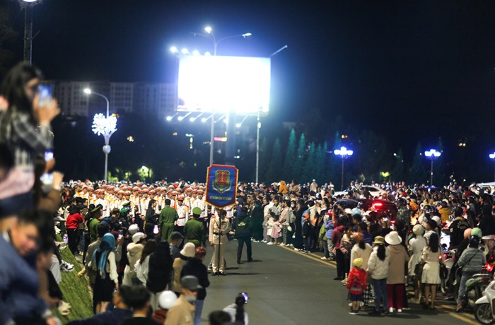 Lực lượng kỵ binh, môtô CAND biểu diễn trên thành phố ngàn hoa -0