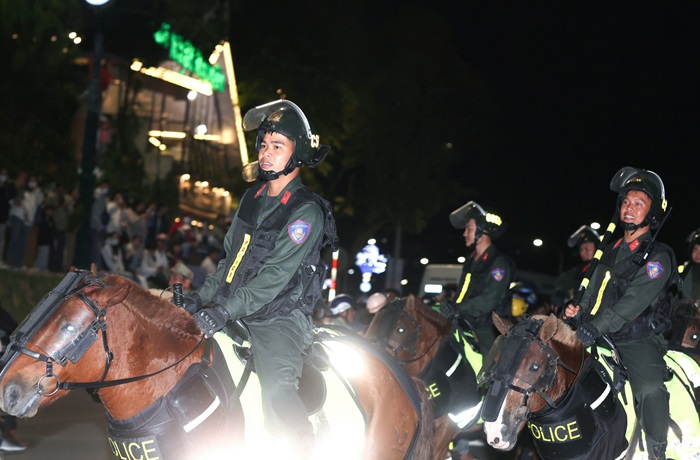 Lực lượng kỵ binh, môtô CAND biểu diễn trên thành phố ngàn hoa -0