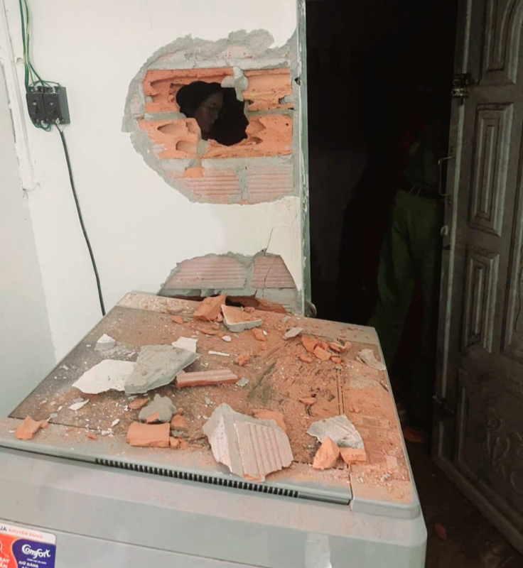 Đục tường, phá két sắt trộm tài sản hơn 100 triệu đồng -0