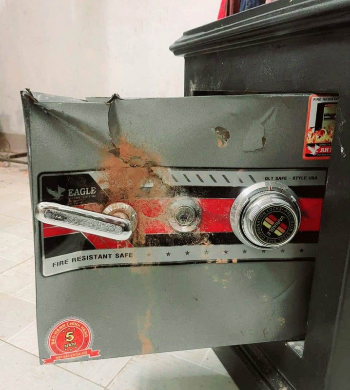 Đục tường, phá két sắt trộm tài sản hơn 100 triệu đồng -0