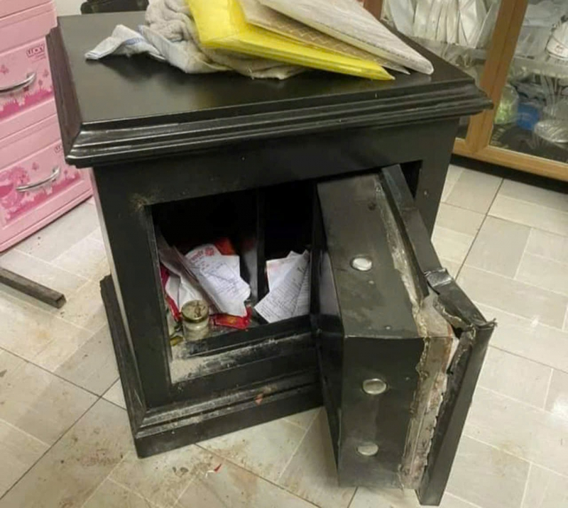  Đã bắt được tên trộm manh động đập tường, phá két cuỗm hàng loạt tiền vàng -1