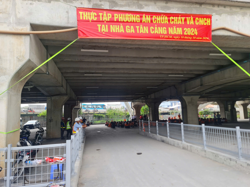 Diễn tập PCCC và CNCH tại nhà ga trên cao của tuyến Metro số 1 -0