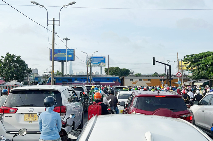 Giao thông ùn ứ tại nhiều điểm giao nhau giữa đường sắt và đường bộ -0