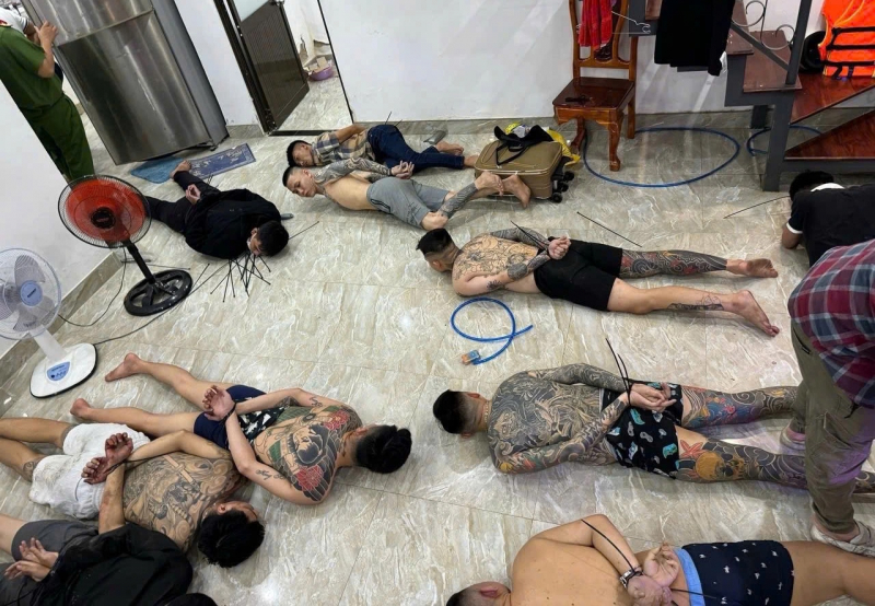 Bắt đối tượng truy nã đặc biệt nguy hiểm đang phê ma túy, thu giữ 2 khẩu súng -0