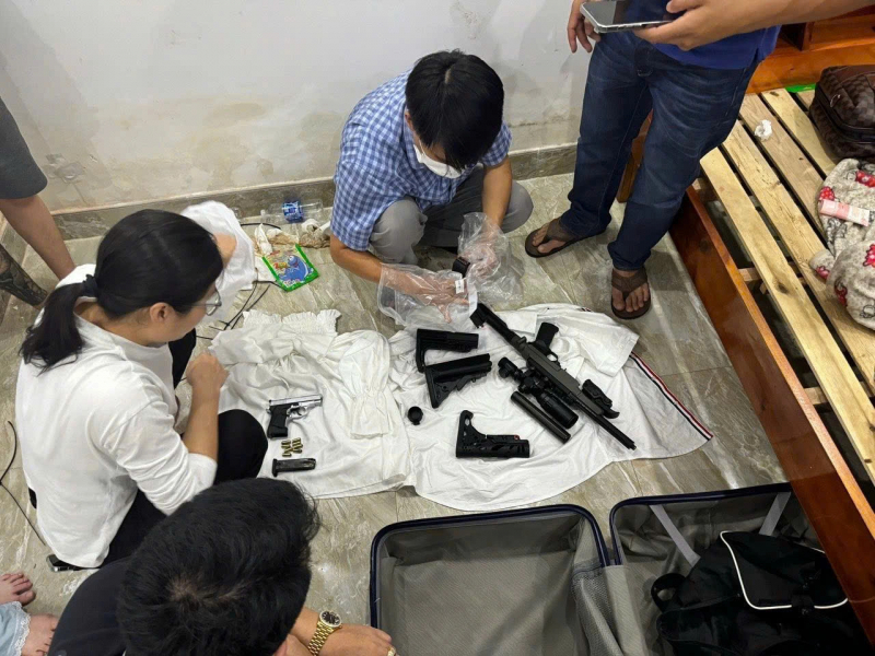 Bắt đối tượng truy nã đặc biệt nguy hiểm đang phê ma túy, thu giữ 2 khẩu súng -1