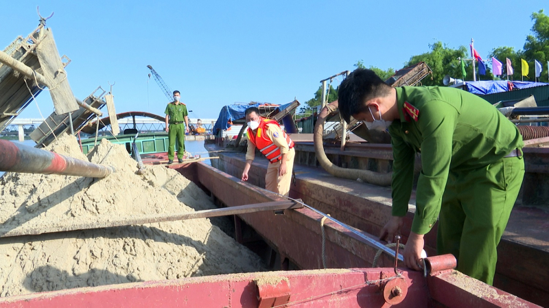 Vấn nạn “cát tặc” vẫn hoành hành tại Hà Tĩnh trong khi các mỏ đem ra đấu giá không thể khai thác.