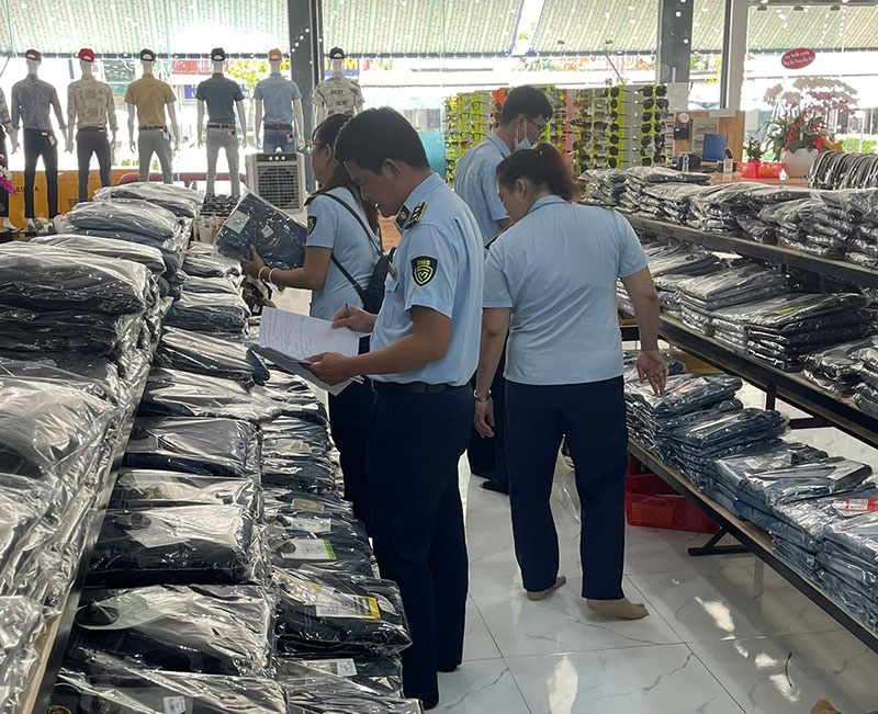 Quản lý thị trường mạnh tay xử lý hàng giả mạo nhãn hiệu -2