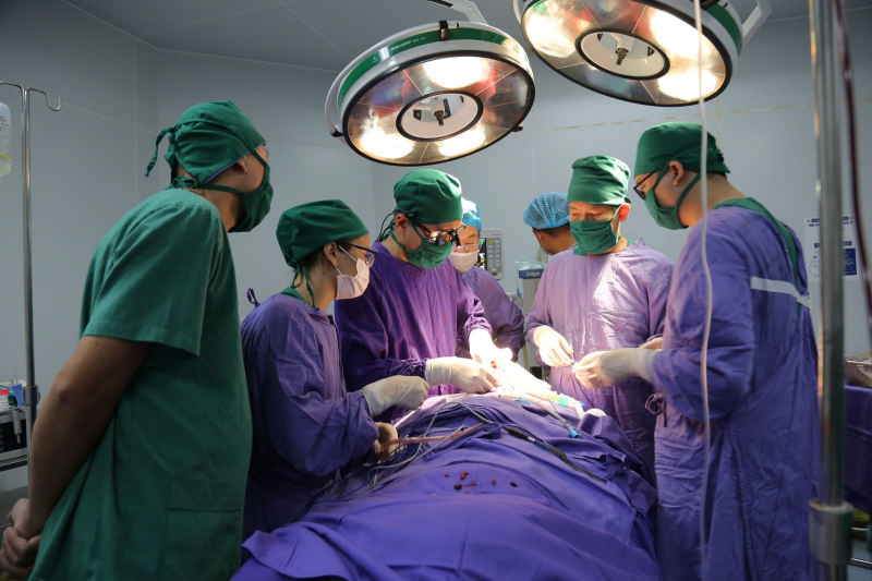 Nam công nhân bị đứt đôi khí quản do tai nạn lao động được cứu sống -0