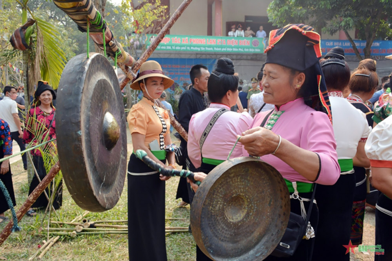 3-phụ nữ dân tộc thái tỉnh điện biên biểu diễn cồng chiêng tại lễ hội thành bản phủ..jpg -1