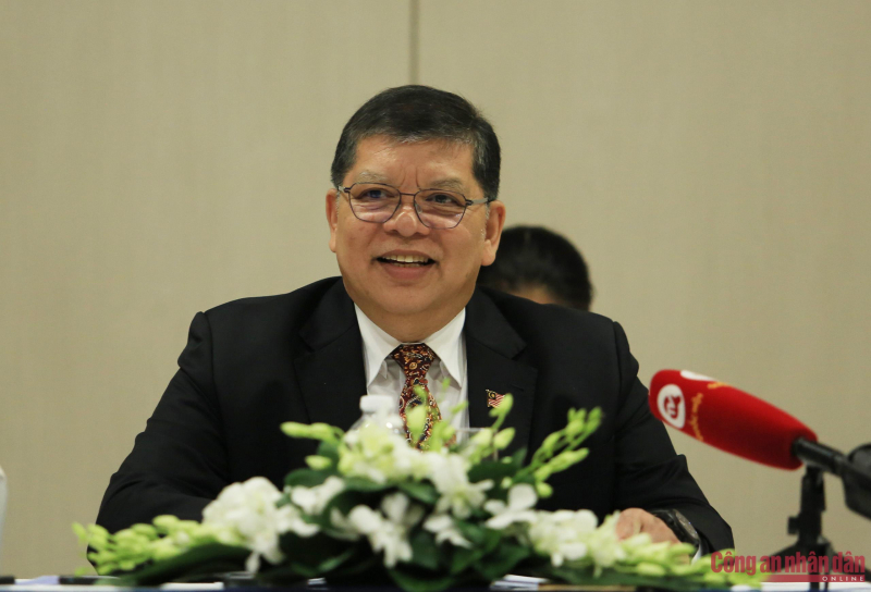 z5962003071781_b5e821c328e2a73d3cbc794d0512d9d1.jpg -0