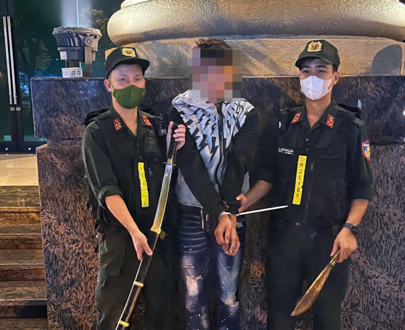 141 bắt giữ nhiều đối tượng mang súng, kiếm -0