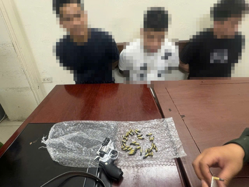 141 bắt giữ nhiều đối tượng mang súng, kiếm -0