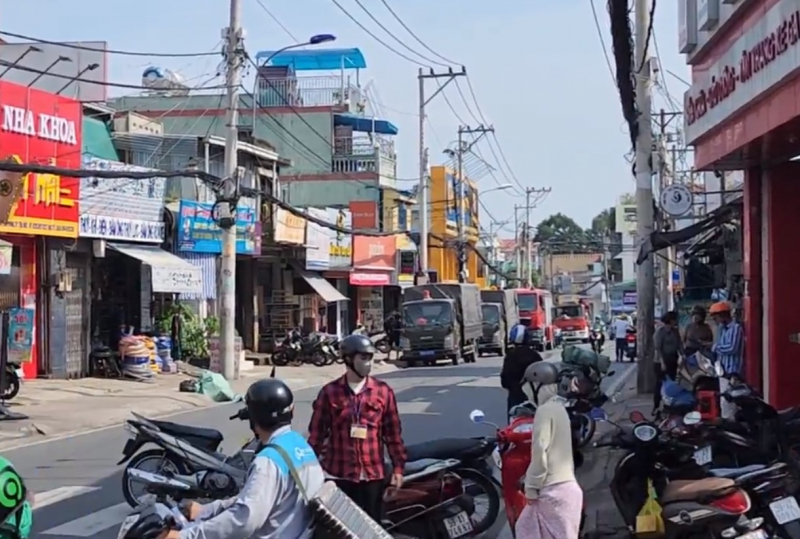 Xưởng gỗ rộng hàng ngàn mét vuông chuẩn bị di dời thì bốc cháy -0