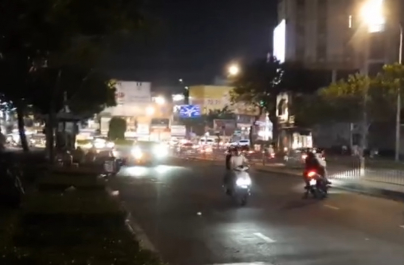 Bất chấp nguy hiểm, tài xế quay xe chạy ngược chiều trốn chốt CSGT đo nồng độ cồn -0