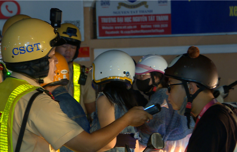 Bất chấp nguy hiểm, tài xế quay xe chạy ngược chiều trốn chốt CSGT đo nồng độ cồn -0