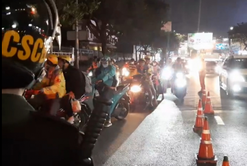 Bất chấp nguy hiểm, tài xế quay xe chạy ngược chiều trốn chốt CSGT đo nồng độ cồn -0